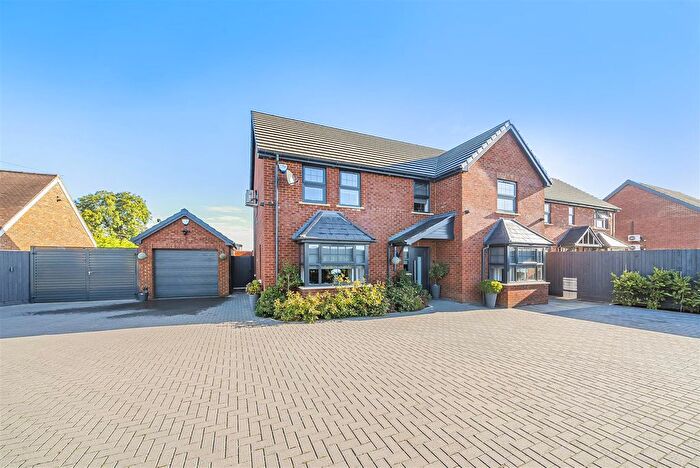4 Bedroom Detached House For Sale In Sandy Road, Willington, Bedford, MK44