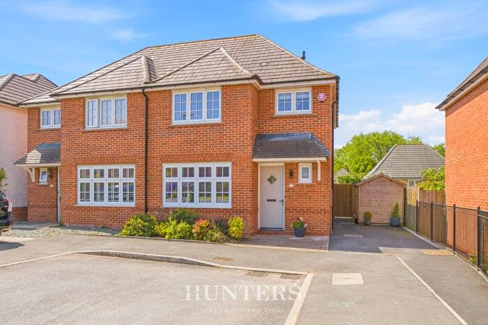 3 Bedroom Semi Detached House For Sale In Horton Close, Chadderton, Oldham, OL9