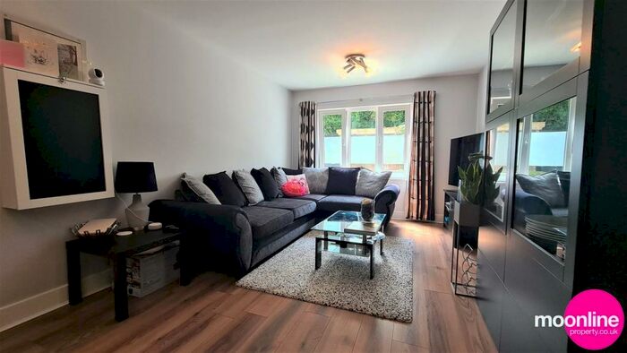2 Bedroom Apartment To Rent In Hardings Close, Hemel Hempstead, HP3