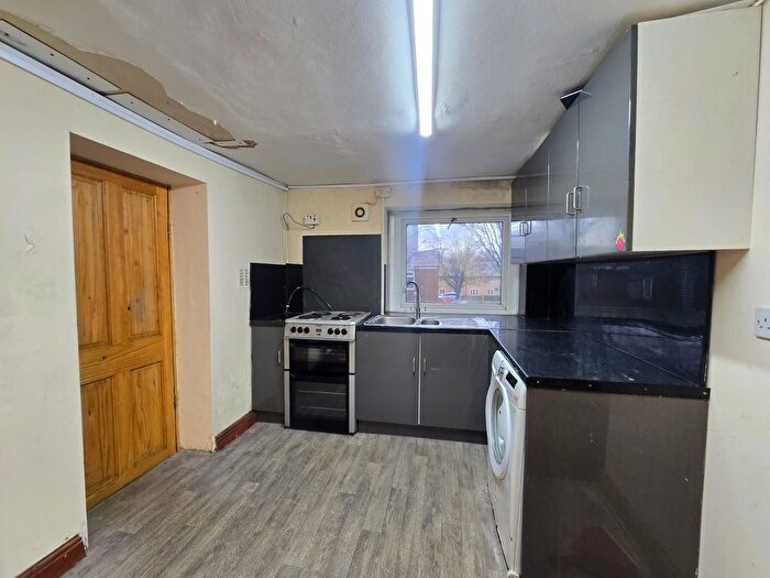 1 Bedroom Flat To Rent In Lumb Lane, Manningham, Bradford, BD8