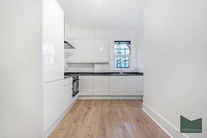 2 Bedroom Flat For Sale In Wood Street, Barnet, EN5