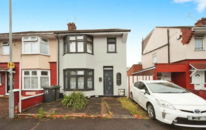 4 Bedroom Semi-Detached House For Sale In Grantham Road, Luton, LU4