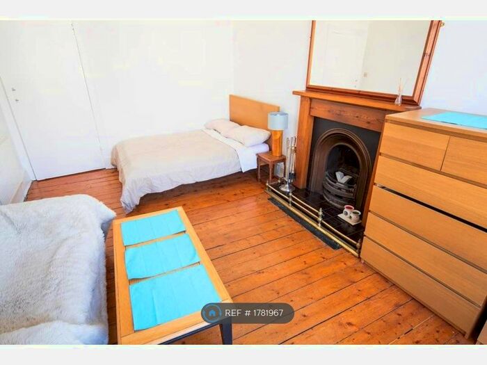 2 Bedroom Flat To Rent In Albert Place, Edinburgh, EH7