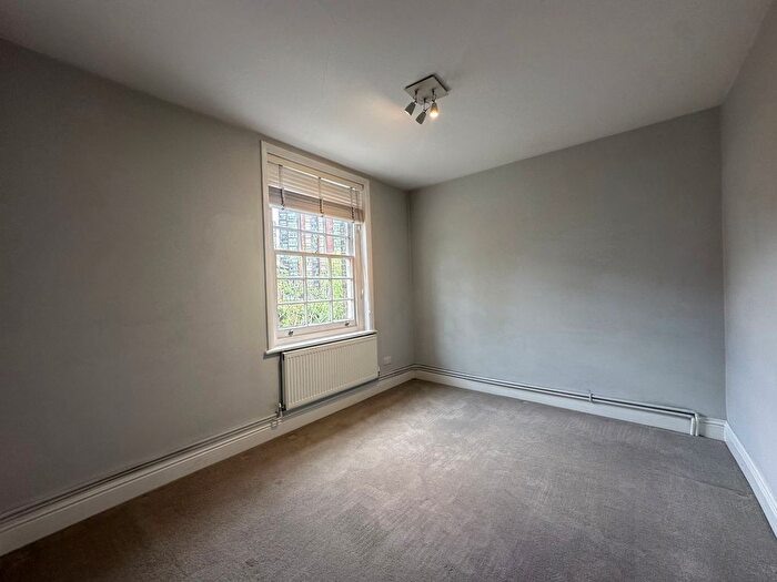 3 Bedroom Flat To Rent In Liverpool Grove, London, London, SE17