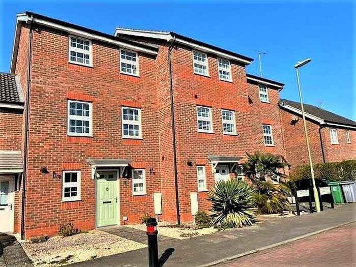 3 Bedroom Terraced House To Rent In Lakeside, SO50