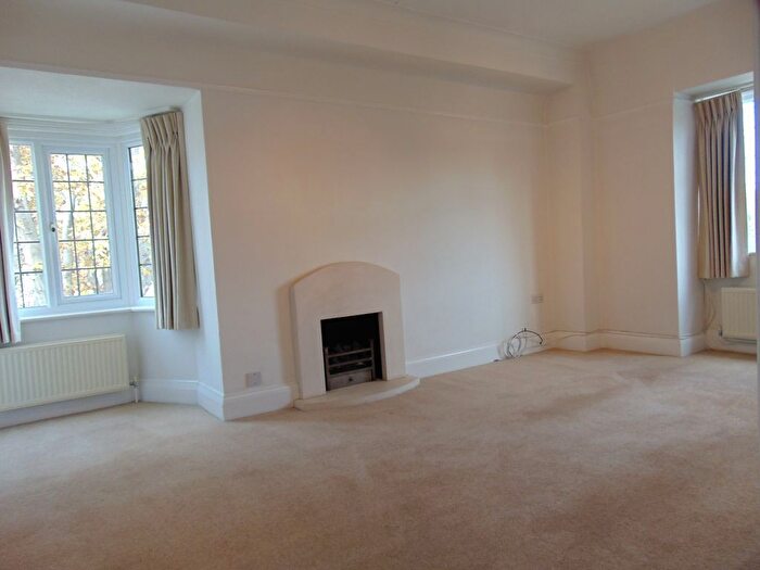 2 Bedroom Flat To Rent In St Margarets Court, The Barons, Twickenham, TW1