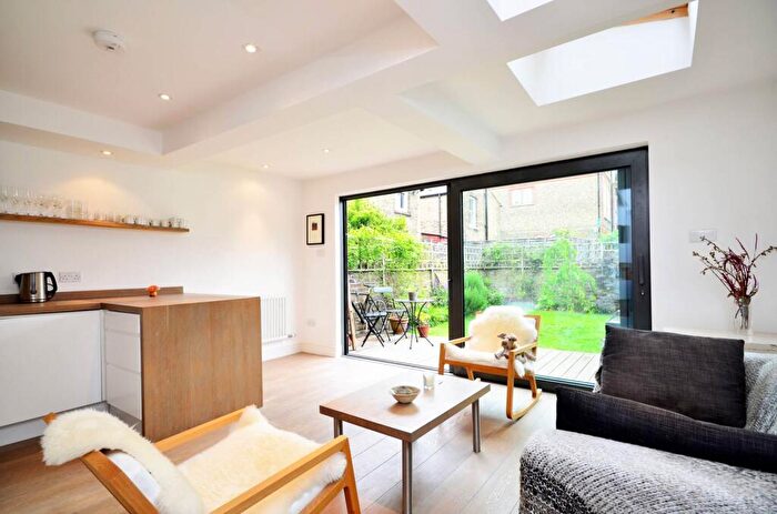 2 Bedroom Flat To Rent In Grayshott Road, Battersea, London, SW11