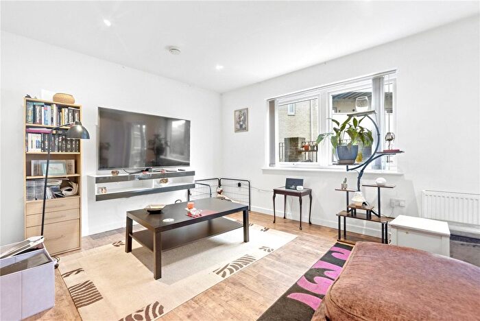 2 Bedroom Flat For Sale In Hainault Road, Leytonstone, London, E11