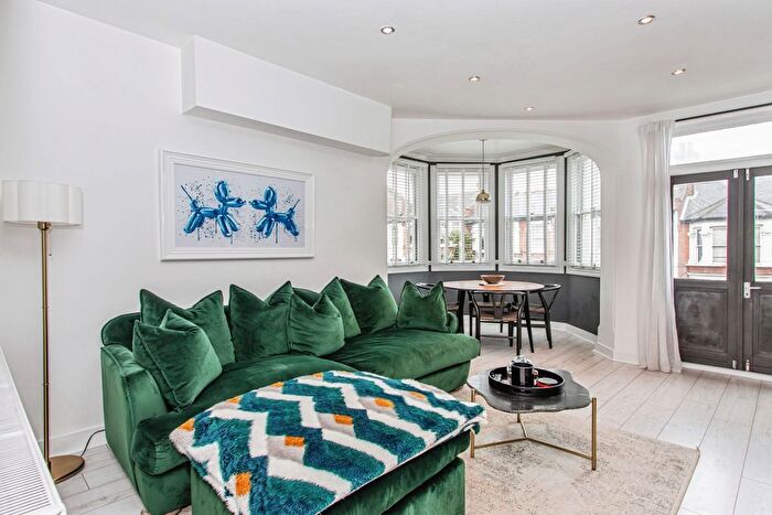 2 Bedroom Flat For Sale In Westcliff Avenue, Westcliff-On-Sea, SS0