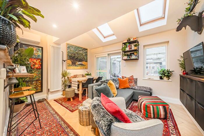 2 Bedroom Flat For Sale In Hampton Road, Twickenham, TW2