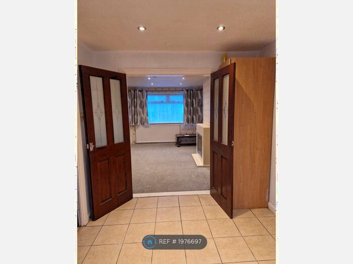 3 Bedroom Semi-Detached House To Rent In Tunstall, Stoke-On-Trent, ST6