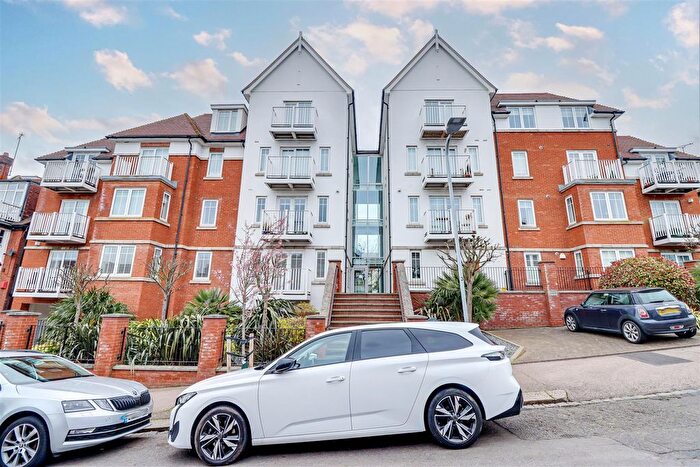 2 Bedroom Flat For Sale In Pembury Road, Westcliff-On-Sea, SS0