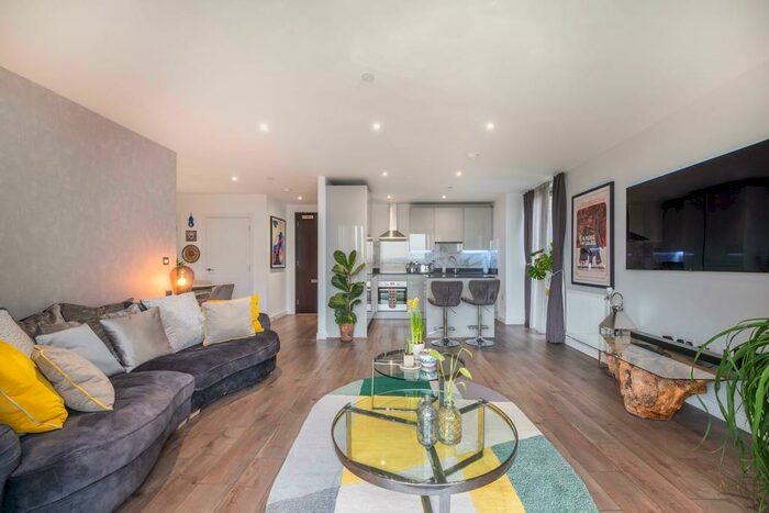 2 Bedroom Apartment To Rent In Heritage Tower, East Ferry Road, Canary Wharf, E14