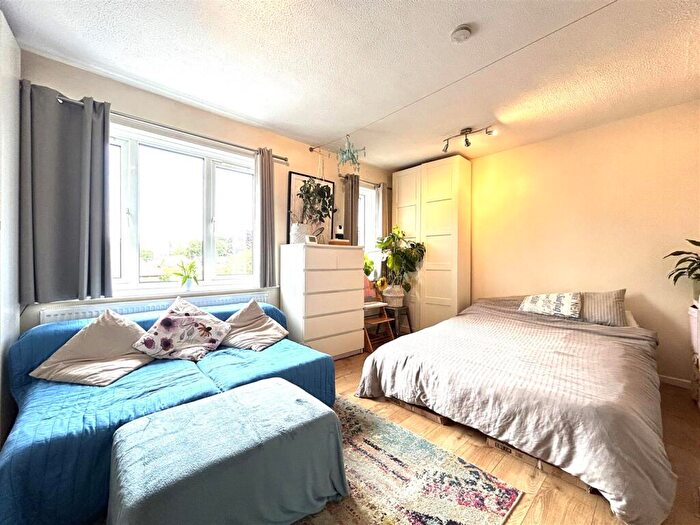 Studio To Rent In Westmoreland Drive, Sutton, SM2