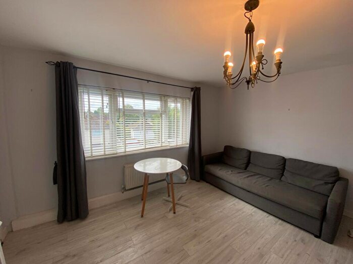 2 Bedroom Apartment To Rent In Tynwald Mount, Leeds, LS17