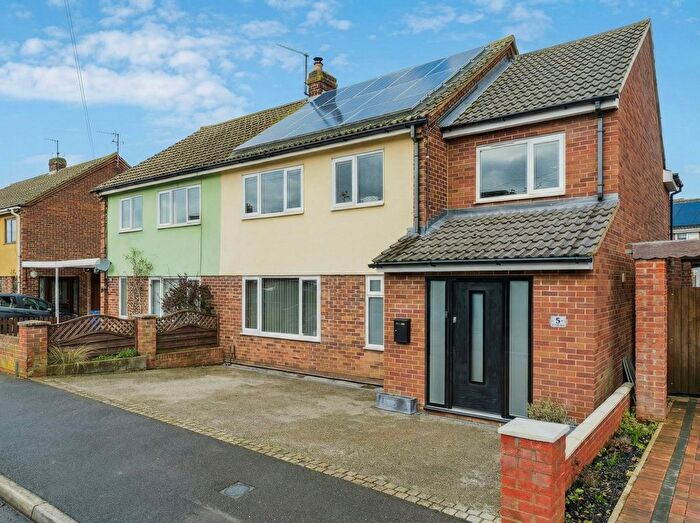 4 Bedroom Semi Detached House For Sale In Sunnybank, St Neots, PE19