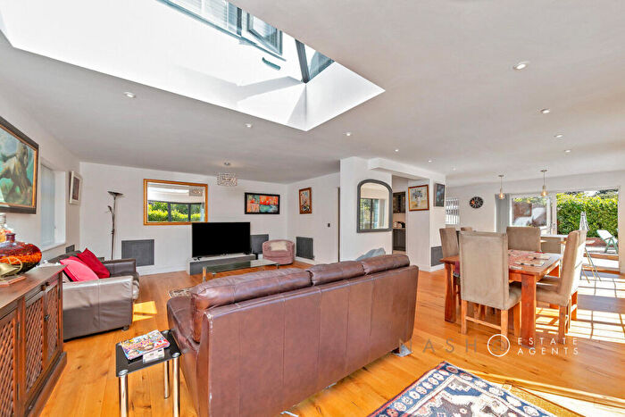 5 Bedroom Detached House For Sale In The Mount, Aspley Guise, MK17