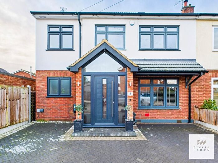 4 Bedroom Semi-Detached House For Sale In Francis Close, Horndon On The Hill, Essex, SS17