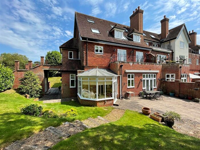 3 Bedroom Flat For Sale In Eyhurst Park Outwood Lane, Kingswood, KT20