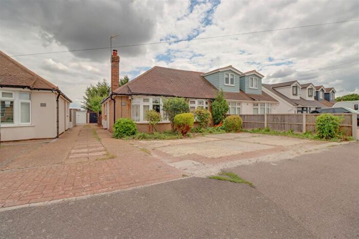 2 Bedroom Semi-Detached Bungalow For Sale In Lilac Avenue, Wickford, SS12