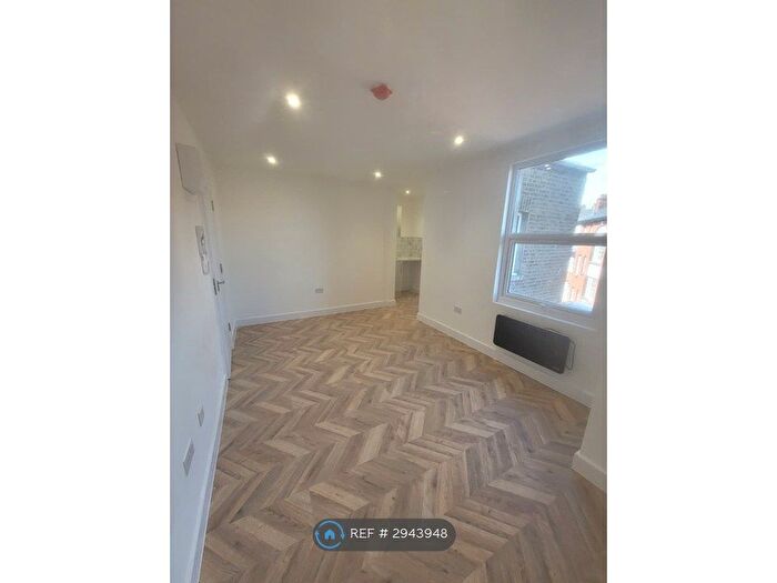 Studio To Rent In Camberwell Church St, London, SE5