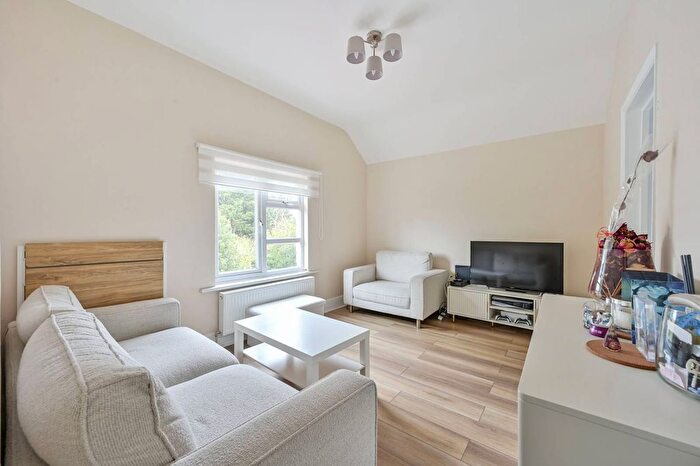 1 Bedroom Flat For Sale In Broad Lane, Hampton, TW12