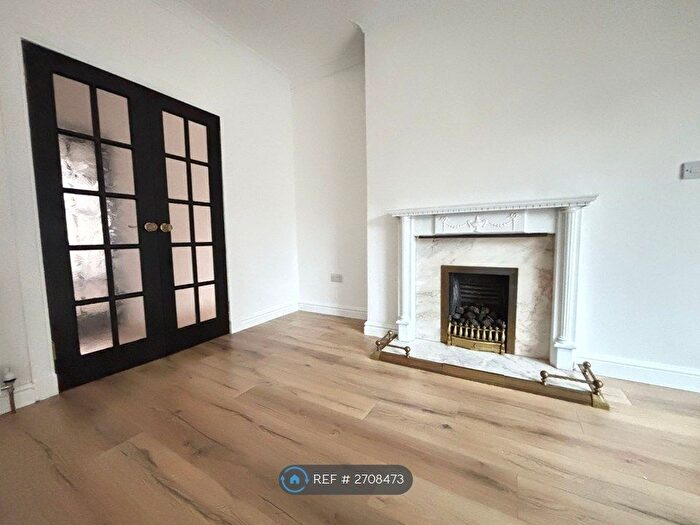 3 Bedroom Flat To Rent In Croftfoot, Glasgow, G44