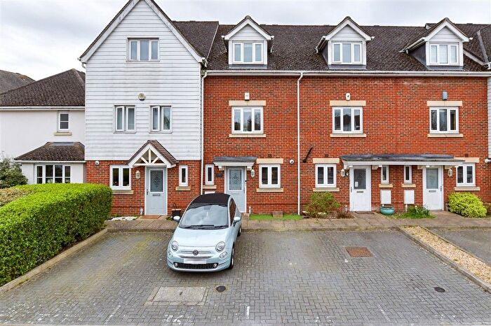 3 Bedroom Town House For Sale In Ingram Close, Larkfield, Aylesford, Kent, ME20
