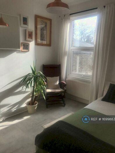 2 Bedroom Flat To Rent In First Floor, London, E11