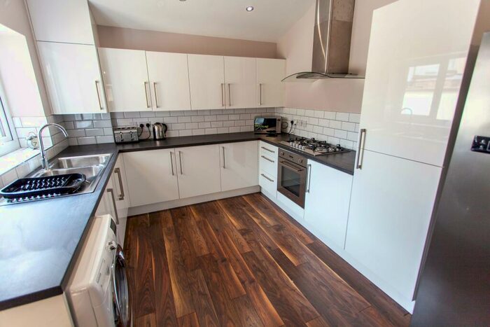 5 Bedroom Terraced House To Rent In Esher Road, L6