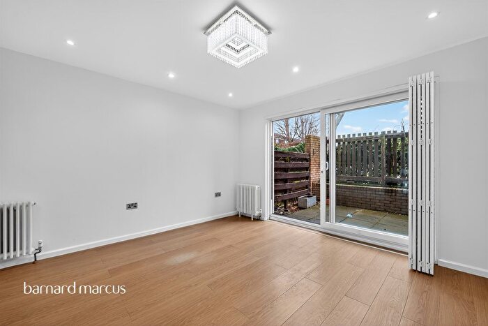 3 Bedroom Terraced House For Sale In Bardsley Close, Croydon, CR0