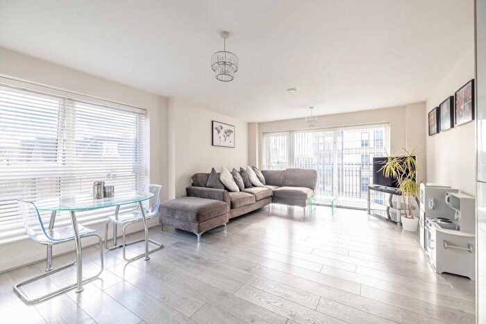 2 Bedroom Apartment For Sale In Windsor Road, Slough, SL1