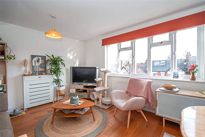 2 Bedroom Flat For Sale In Donovan Avenue, London, N10