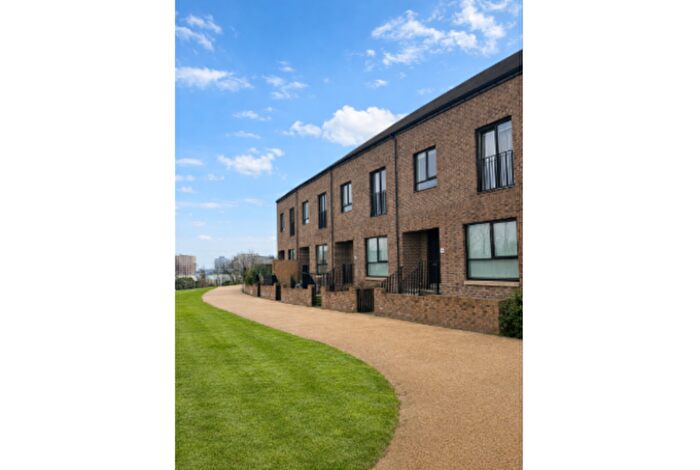 2 Bedroom Terraced House To Rent In Cuddies Walk, Glasgow, G4