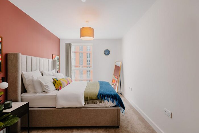 2 Bedroom Flat To Rent In Rochdale Road, Manchester, M4