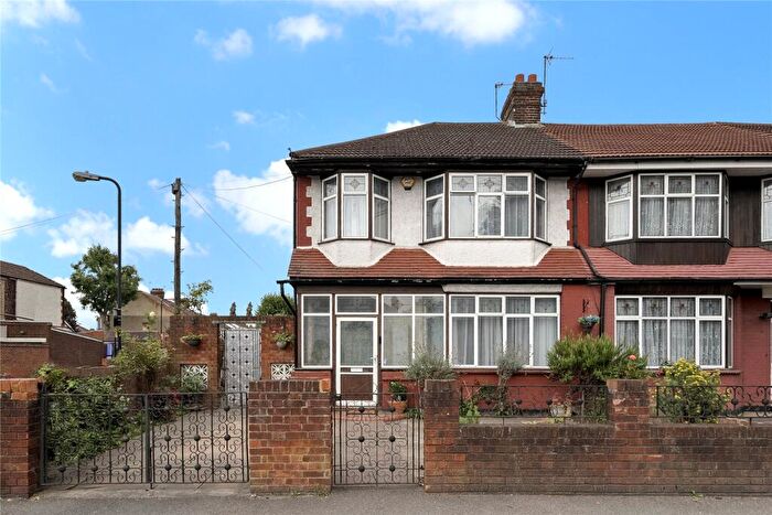 3 Bedroom End Of Terrace House For Sale In Fairview Villas, Chingford Road, London, E4