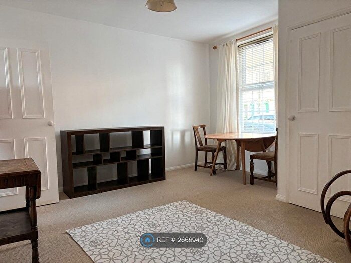 1 Bedroom Flat To Rent In High Street, Newport Pagnell, MK16