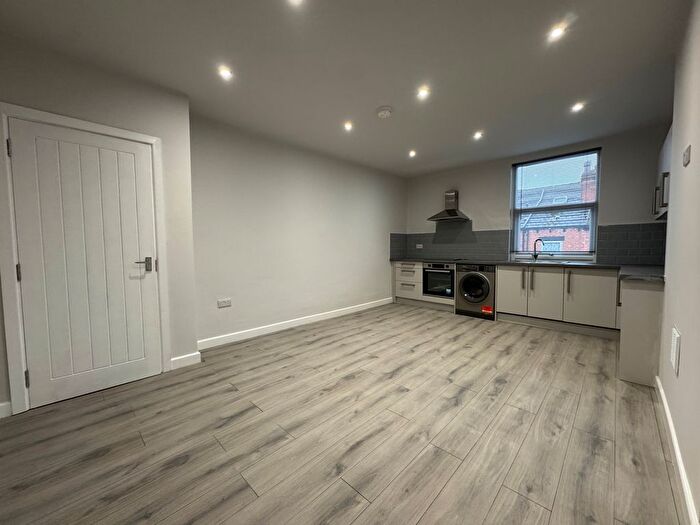 3 Bedroom Flat To Rent In Sholebroke Terrace, Leeds, LS7