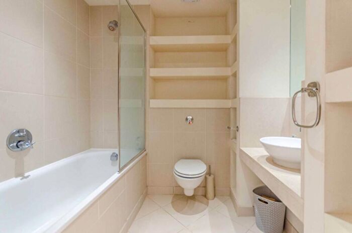1 Bedroom Flat For Sale In Discovery Dock, Canary Wharf, London, E14