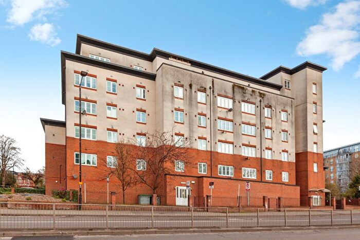 2 Bedroom Flat For Sale In Bath Road, Slough, SL1