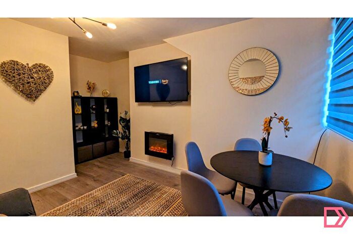2 Bedroom Flat To Rent In Stratford Street, Leeds, West Yorkshire, LS11
