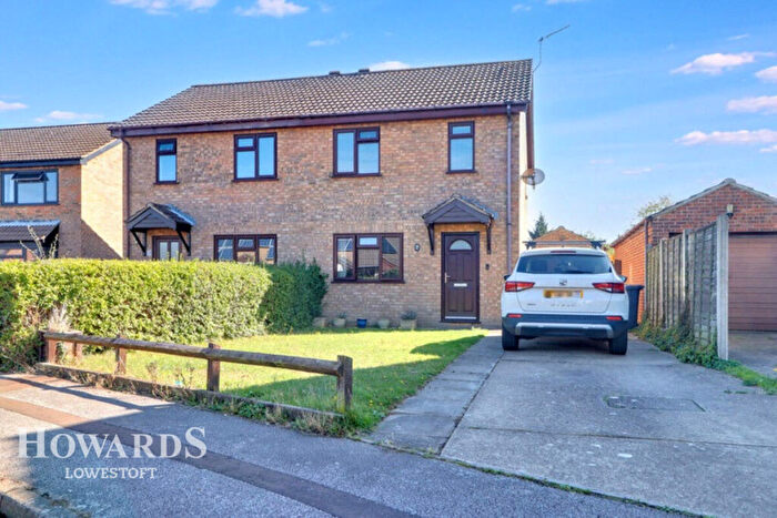 3 Bedroom Semi-Detached House For Sale In Smiths Walk, Lowestoft, NR33