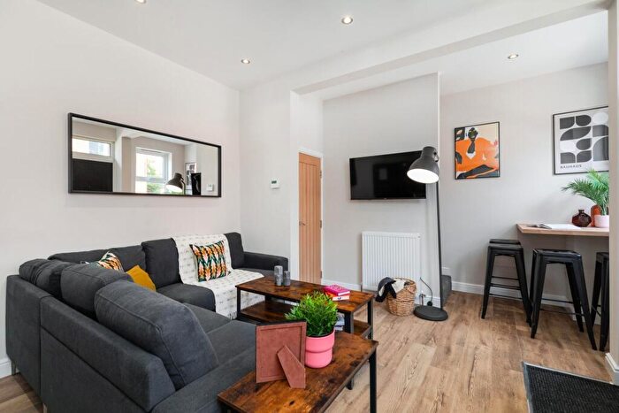 4 Bedroom House To Rent In Autumn Avenue, Leeds, LS6