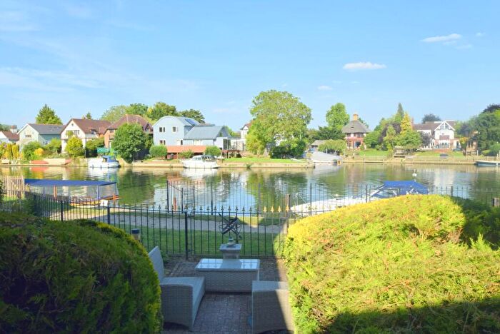 2 Bedroom Apartment For Sale In Straight Road, Old Windsor, Berkshire, SL4