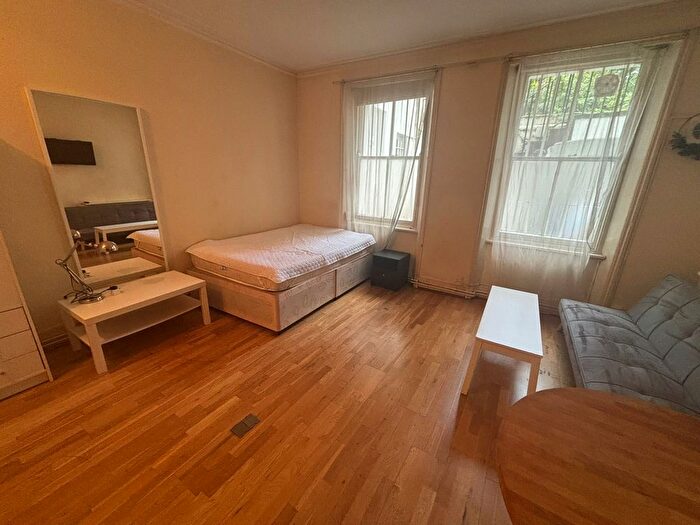 Terraced House To Rent In Courtfield Gardens, London, SW5