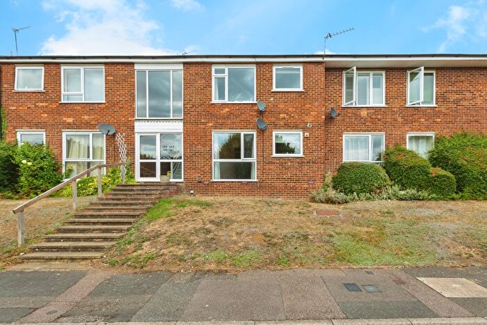 2 Bedroom Flat For Sale In Chiltern Park Avenue, Berkhamsted, HP4