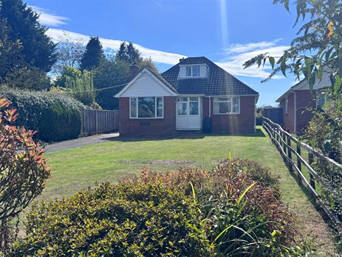 3 Bedroom Bungalow For Sale In Knights Lane, Ball Hill, RG20