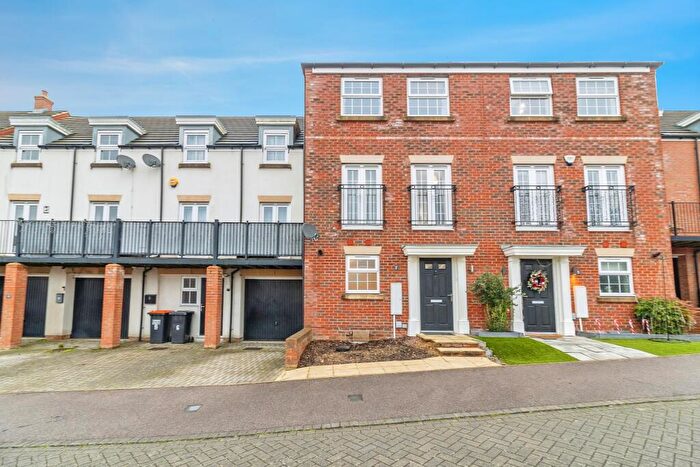 4 Bedroom Town House For Sale In Limestone Grove, Dunstable, LU5