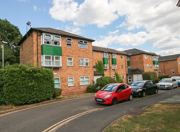 2 Bedroom Flat For Sale In Emmview Close, Wokingham, RG41