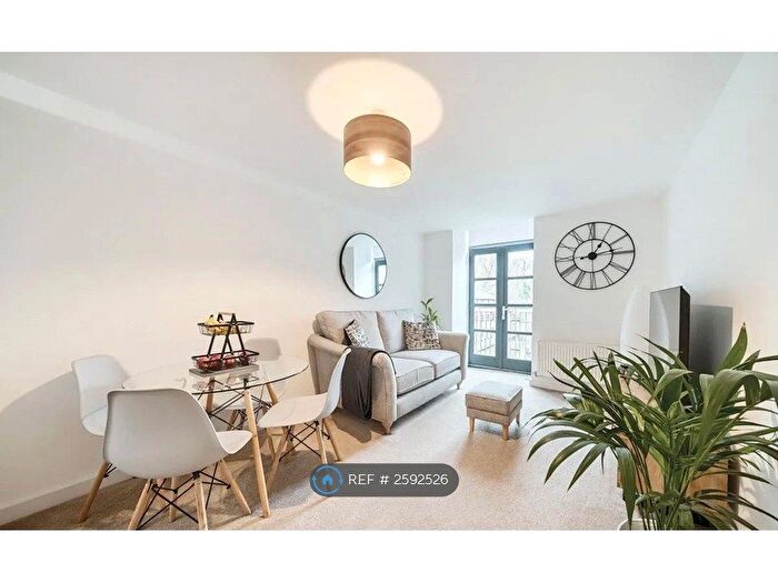 2 Bedroom Flat To Rent In Kinderlee Way, Chisworth, Glossop, SK13